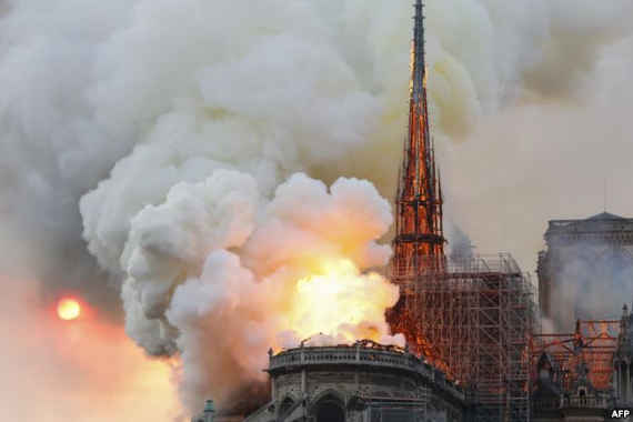 В Париже сгорел Собор Парижской Богоматери