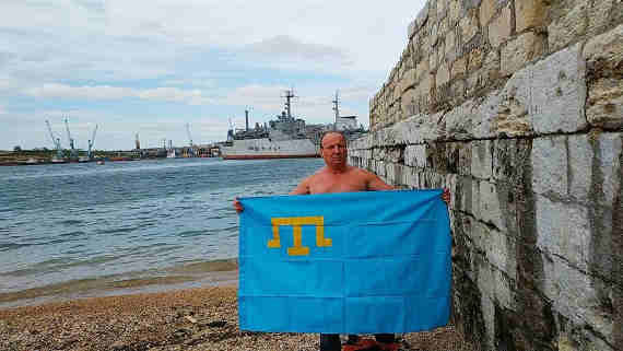 В субботу, 20 апреля в Севастополе известный крымский пловец-марафонец Олег Софяник совершил заплыв в память о 75-й годовщины депортации крымскотатарского народа