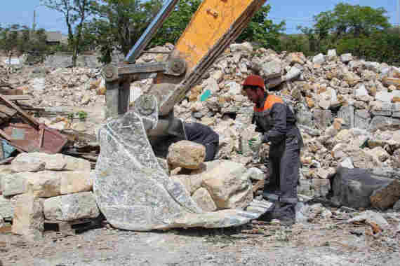 Севастопольские общественники возмущены показухой, в которую превращено сохранение крымбальского камня, оставшегося после разрушения исторически значимых объектов на мысе Хрустальном