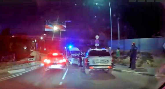 Лобовое столкновение двух легковых автомашин произошло накануне вечером в Севастополе на улице Рыбацкий причал.