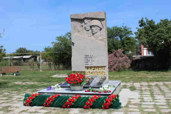 В селе Орловка в кратчайшие сроки были восстановлены плиты на памятнике участникам Великой Отечественной войны, разбитые вандалами.