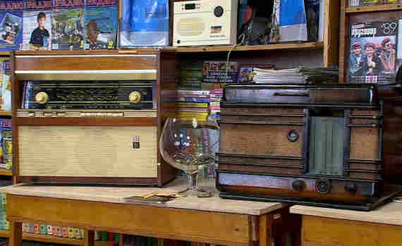 Главные экспонаты – радиоприёмники разных поколений из личной коллекции Александра Волянского.