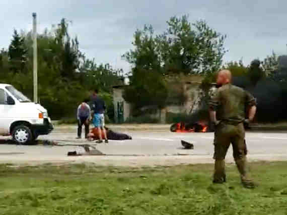 В Севастополе от столкновения с иномаркой скутер загорелся