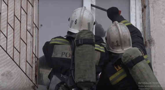 Севастопольские спасатели ликвидировали последствия утечки бытового газа в Гагаринском районе. Для этого пришлось вскрывать окно квартиры на втором этаже.
