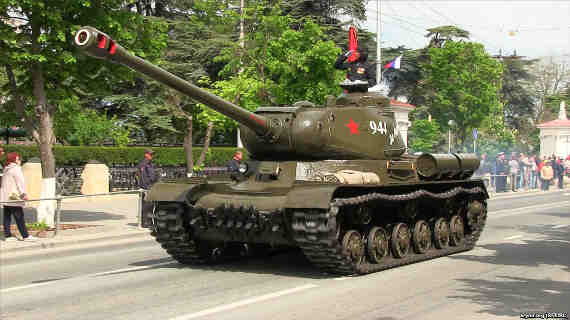 танк на параде в Севастополе