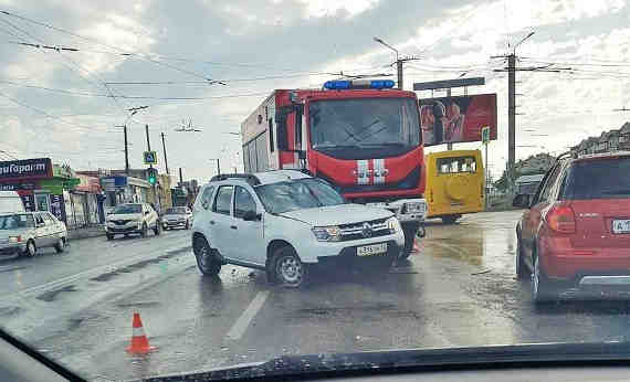 В Севастополе столкнулись Renault Duster и спецавтомобиль МЧС. ДТП произошло в районе 5-го километра в среду вечером.