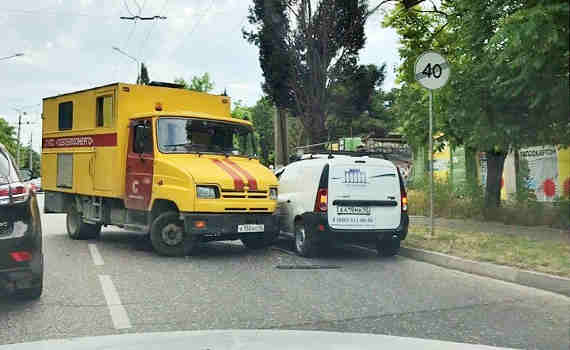 Еще одна авария с участием автомобиля Renault и автомобиля ГУПС «Севтеплоэнерго» произошла в тот же вечер на улице Хрусталёва