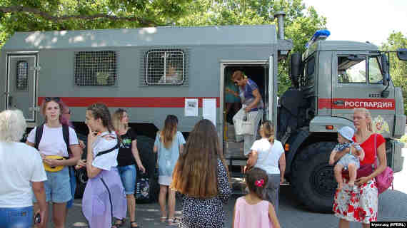 В Севастополе 29 июня на площади Нахимова, где развернута выставка российской военной техники, установили автозак Росгвардии, который ведомство использует для перевозки задержанных.