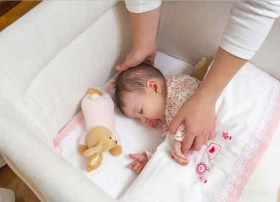 В какой позе укладывать спать новорожденного и как быстро укачать