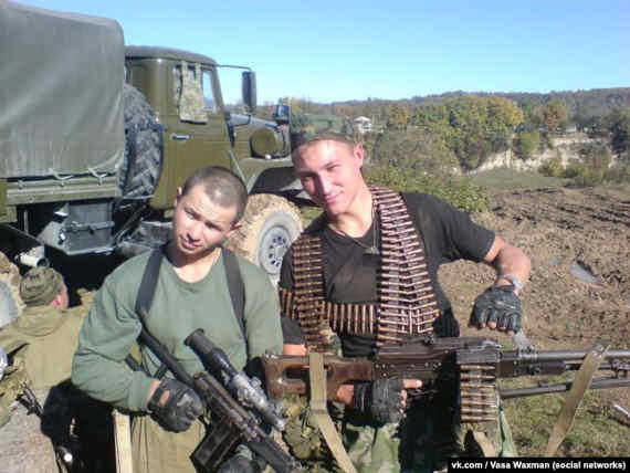 Василий Кудричев (справа) с сослуживцем в Чечне