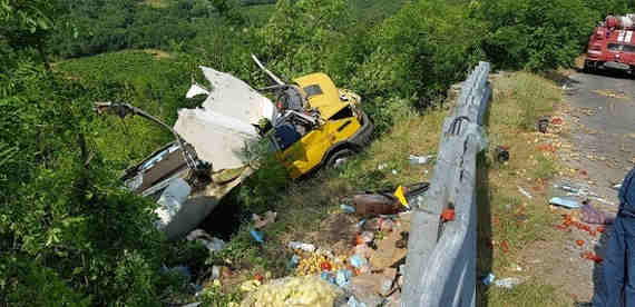 Два человека пострадали в результате опрокидывания грузовика с овощами на автодороге Алушта – Феодосия.