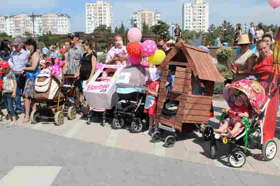 Парад колясок в Севастополе 