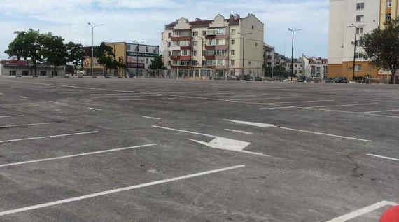 В районе популярного среди севастопольцев рынка на 5-м километре Балаклавского шоссе открыли долгожданную парковку