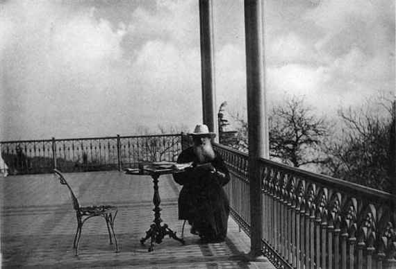 Лев Толстой на балконе дворца Паниной во время лечения в Крыму