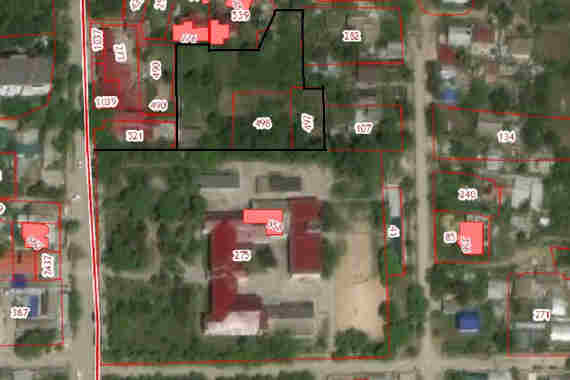 Чёрным выделена территория бывшего школьного участка. Каким он был до «нарезки» властями, может установить проверка контролирующих органов