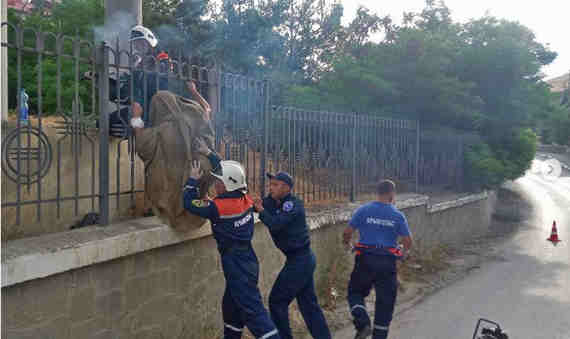 Житель Воронежской области проткнул себе руку железным прутом, пытаясь перелезть через железную ограду в Судаке.