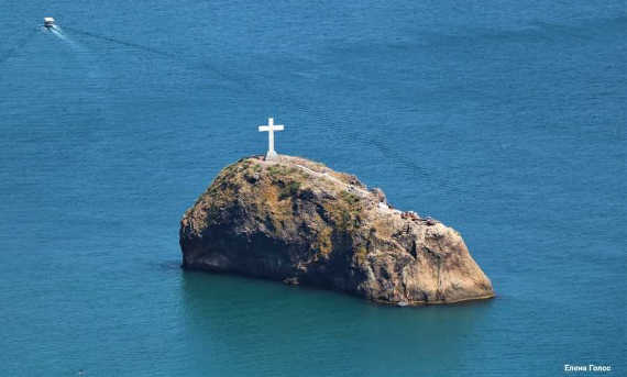 Новый крест на скале у мыса Фиолент в Севастополе установлен 