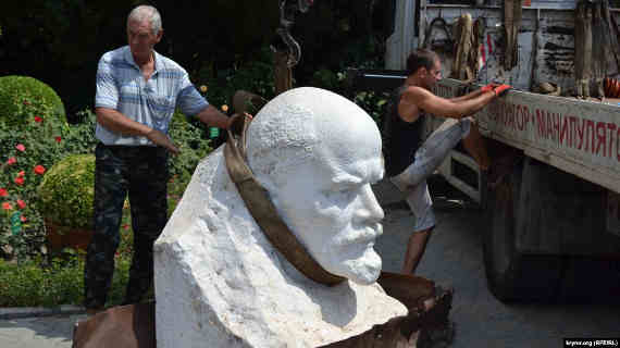 В Никитском ботсаду статую богини Флоры заменили на бюст Ленина