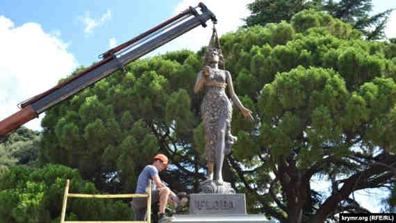 Рабочие болгаркой пилили постамент, чтобы демонтировать скульптуру Флоры