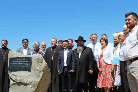 Сегодня в селе Орлиное Байдарской долины Севастополя состоялась церемония установки закладного камня на месте строительства мечети