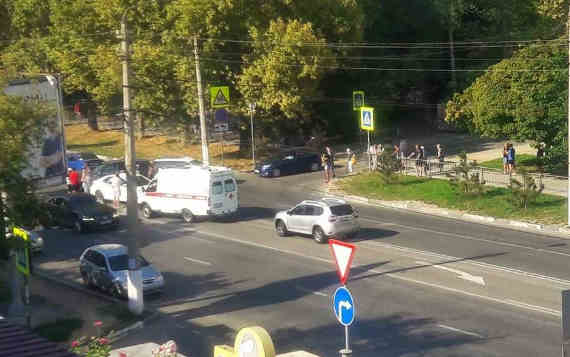 Тройное ДТП в Севастополе: «мерседес» вытолкнул мотоцикл на встречку