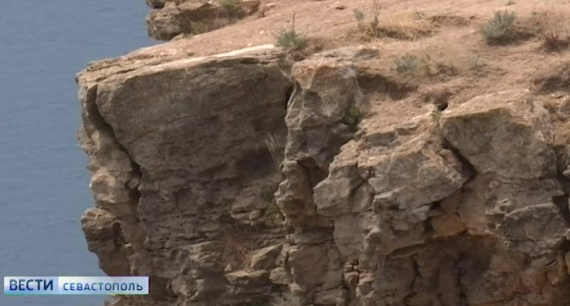 Геологи предупреждают, камнепад на мысе Фиолент может начаться в любой момент. Здесь оползневый участок опасно возвышается над местом, где отдыхают туристы на необорудованных пляжа