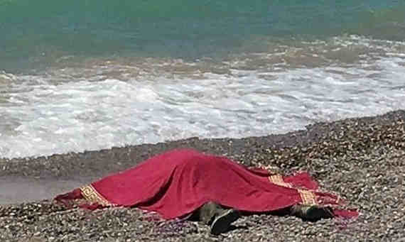 На одном из пляжей поселка Николаевка море после шторма вынесло на берег тело мужчины. Погибший был одет в деловой костюм.