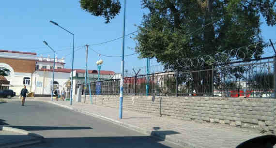 Забор вокруг евпаторийского вокзала украсила колючая проволока