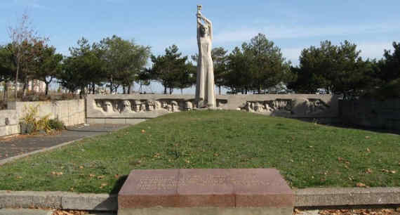 Мемориала в микрорайоне Маршала Жукова, где гитлеровскими палачами было замучено около 8 тысяч советских граждан