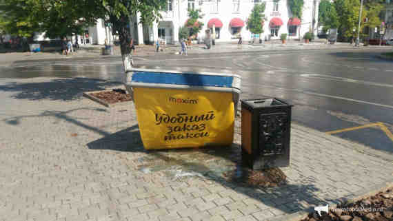 На остановке общественного транспорта магазин Черноморочка кто-то разбил и повалил рекламную конструкцию
