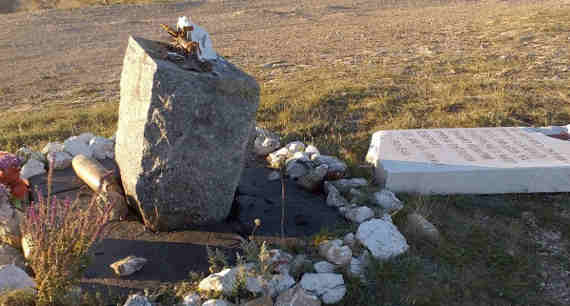 памятный знак крымским партизанам, расположенный на Долгоруковской яйле, разрушен