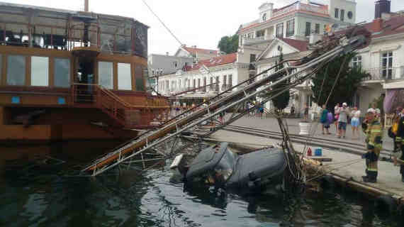 Грузовик с телескопической стрелой-подъемником сегодня, 21 августа опрокинулся в море у берегов Севастополя. Он свалился с набережной Назукина в Балаклавскую бухту.
