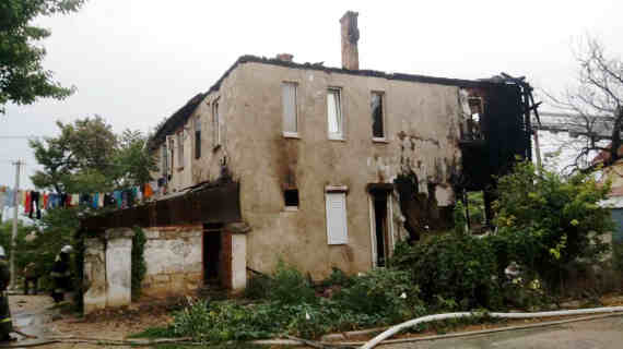 На Северной стороне Севастополя сгорел двухэтажный многоквартирный дом. Возгорание произошло16 августа в районе 5 утра на улице Челюскинцев