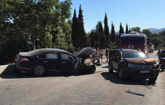 Четверо человек, в том числе - двое несовершеннолетних, пострадали в столкновении двух автомобилей на дороге между Балаклавой и Севастополем