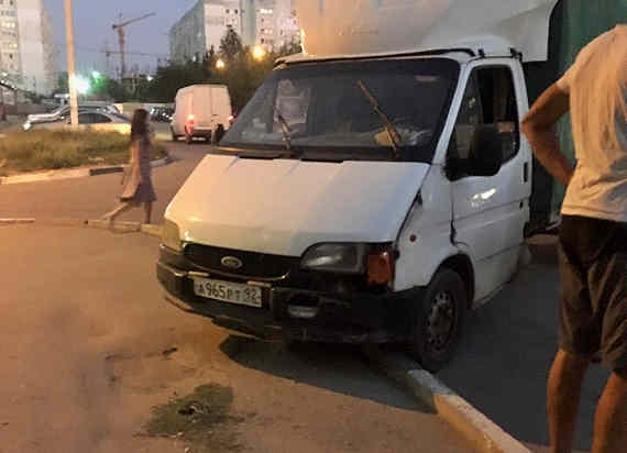 Вечером 12 августа в районе улицы Косарева в Севастополе белый грузовик «Форд» врезался в бордюр, чуть не сбив находящихся неподалеку детей