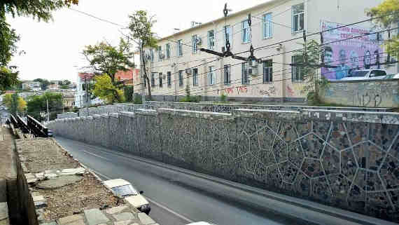окончания ремонта лестницы на улице Адмирала Октябрьского – со стороны 1-й городской больницы