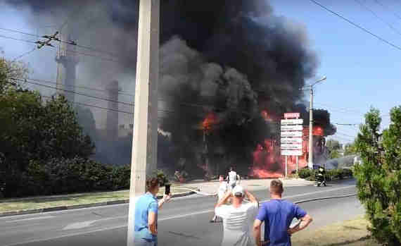В Севастополе сгорел магазин автозапчастей