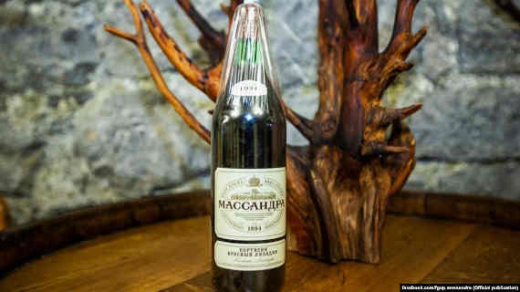 На винзаводе «Массандра» за 120 тысяч рублей продали коллекционное вино «Портвейн красный Ливадия» урожая 1986 года