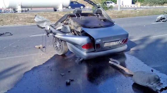 Два несовершеннолетних пассажира попали в больницу в результате столкновения автомобиля Mercedes со столбом освещения, произошедшего в Кировском районе Крыма.