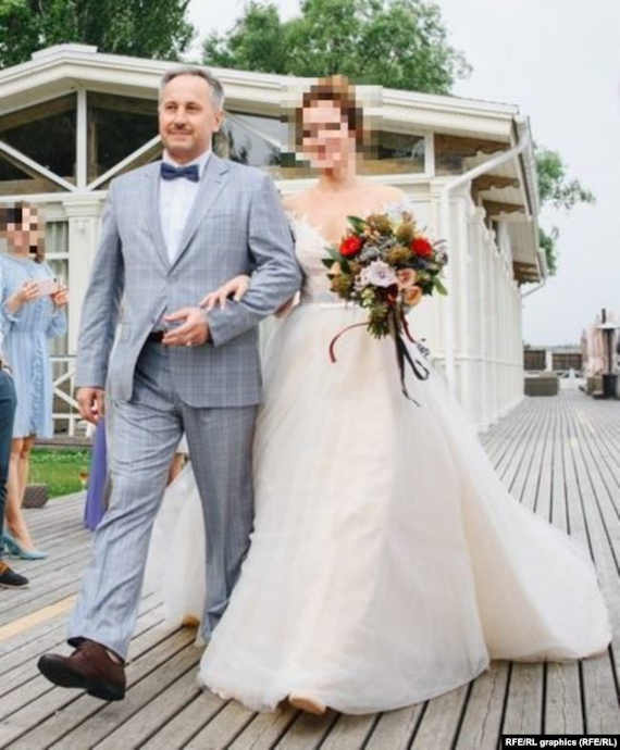 Андрей Аверьянов ведет свою дочь под венец на свадьбе