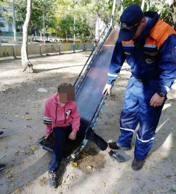 В Феодосии в детской горке застрял ребенок