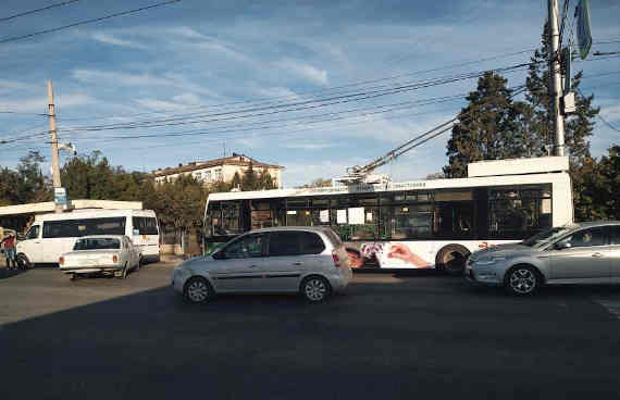 Около 8 утра пожилой водитель «Волги» врезался в микроавтобус «Мерсдес-Бенц»