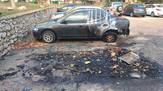 На фотографиях видно, что в результате пожара пострадала также машина, которая была припаркована рядом со сгоревшим авто.