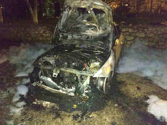 В Севастополе во дворе дома на улице Колобова, 15 сгорела машина