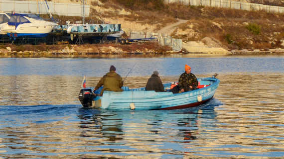 Севастопольских рыбаков штрафуют за отсутствие российского флага