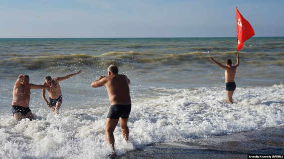 На пляже сакского санатория «Полтава-Крым» 30 ноября из-за шторма не состоялся ранее запланированный заплыв свыше полторы сотни любителей зимнего плавания