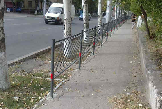 Улица Гоголя и забор, «захвативший» тротуар