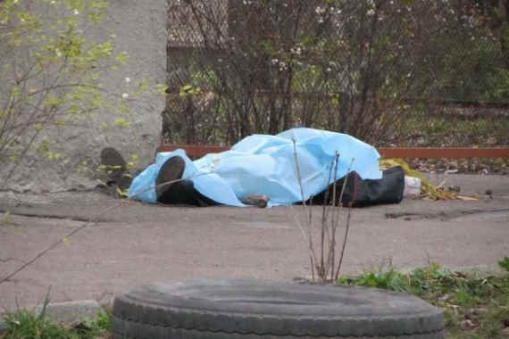 Вечером 8 ноября на улице в Севастополе обнаружили труп мужчины. Как сообщается в соцсетях, он найден повешенным за сетевым магазином на Проспекте Победы, 32.