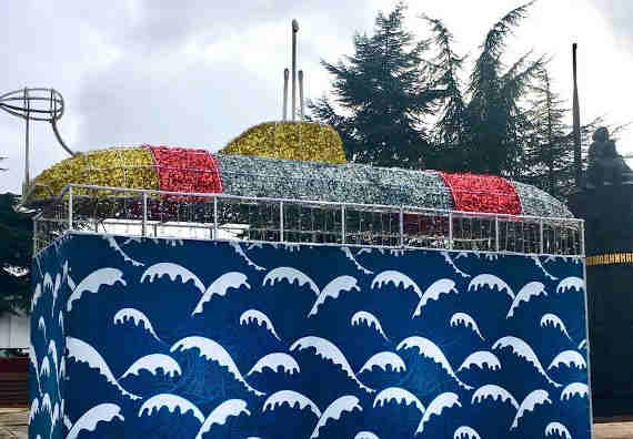 Подводная лодка из мишуры, в числе прочих поднадоевших светящихся объектов установленная к Новому году на улице Героев Севастополя у памятника героям-подводникам