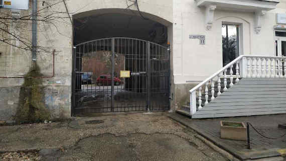 В Севастополе жители исторического дома заменили ворота «новоделом»